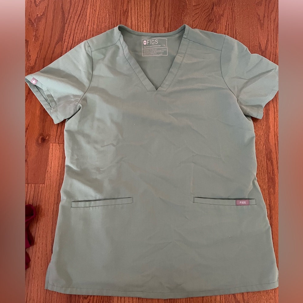 Figs scrub top